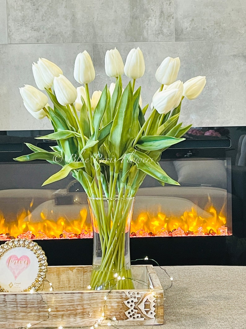 Real Touch White Tulip Arrangement: Modernt konstblommigt mittpunktsdekor bild 4
