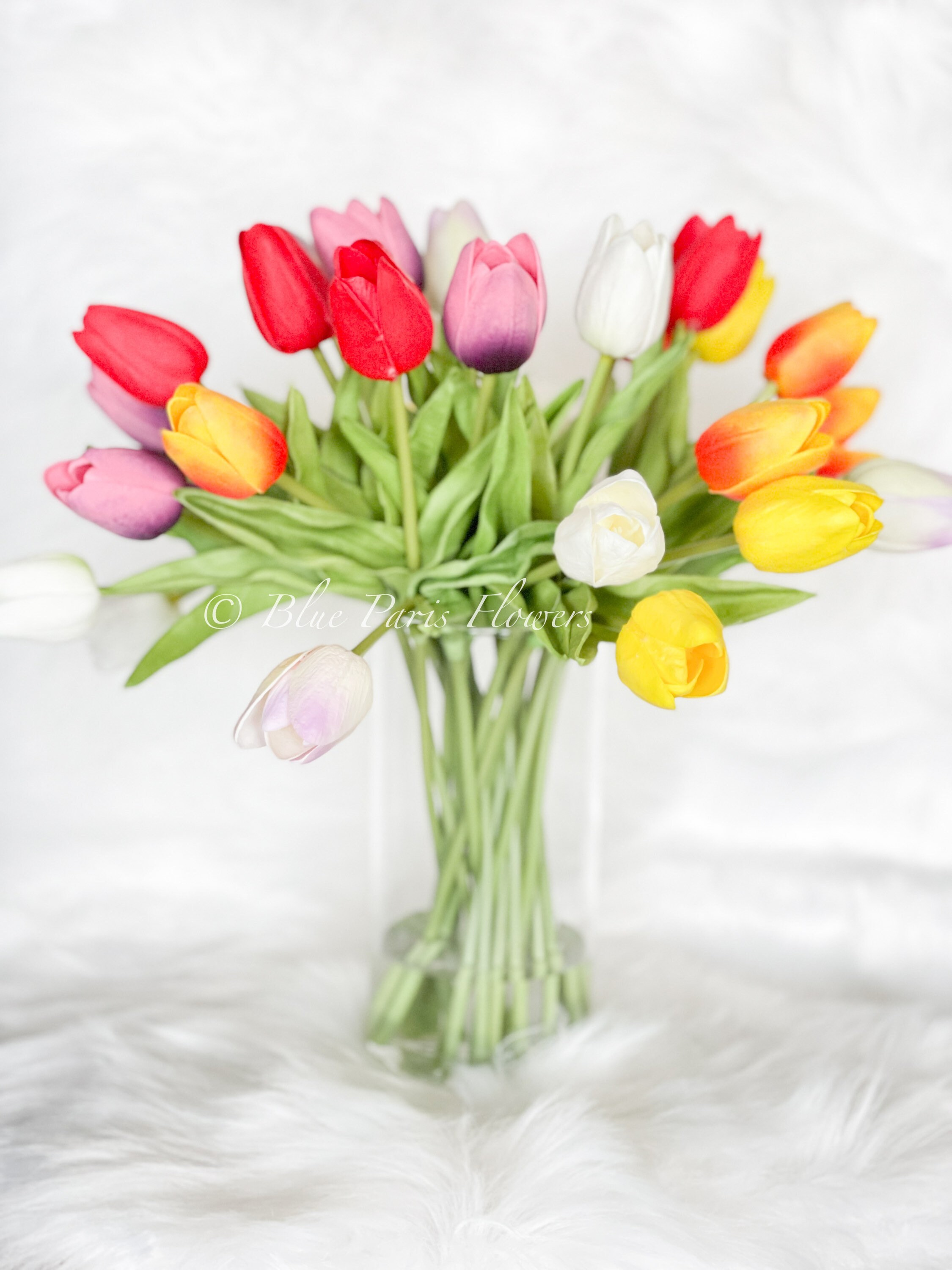 リアルタッチのマルチカラーチューリップアレンジメント：フレンチ