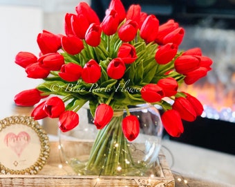 リアルタッチのマルチカラーチューリップアレンジメント