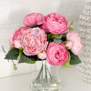 Composition de fausses roses pivoines : pièce maîtresse de fleurs en soie dans un vase en verre