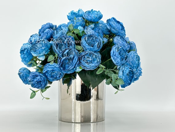 青いフラワーアレンジメント：銀の花瓶に飾られたフレンチカントリー風