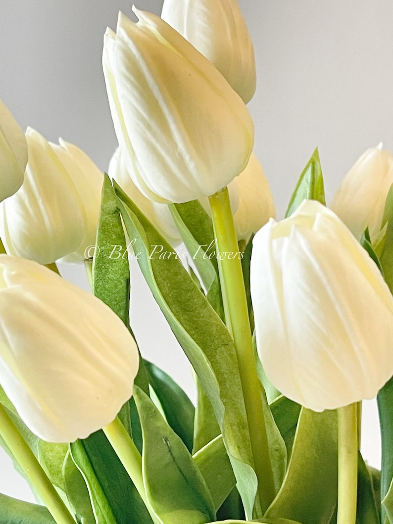 Real Touch White Tulip Arrangement: Modernt konstblommigt mittpunktsdekor bild 7