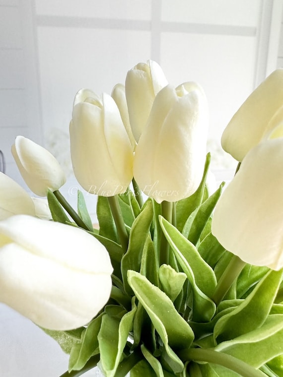 Elfenbein Tulpen Arrangement: Modernes künstliches Herzstück in Glasvase