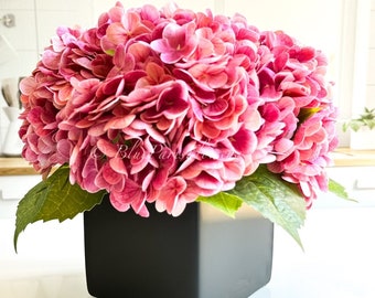 Composizione di ortensie rosa effetto realistico: centrotavola floreale finto in vaso nero