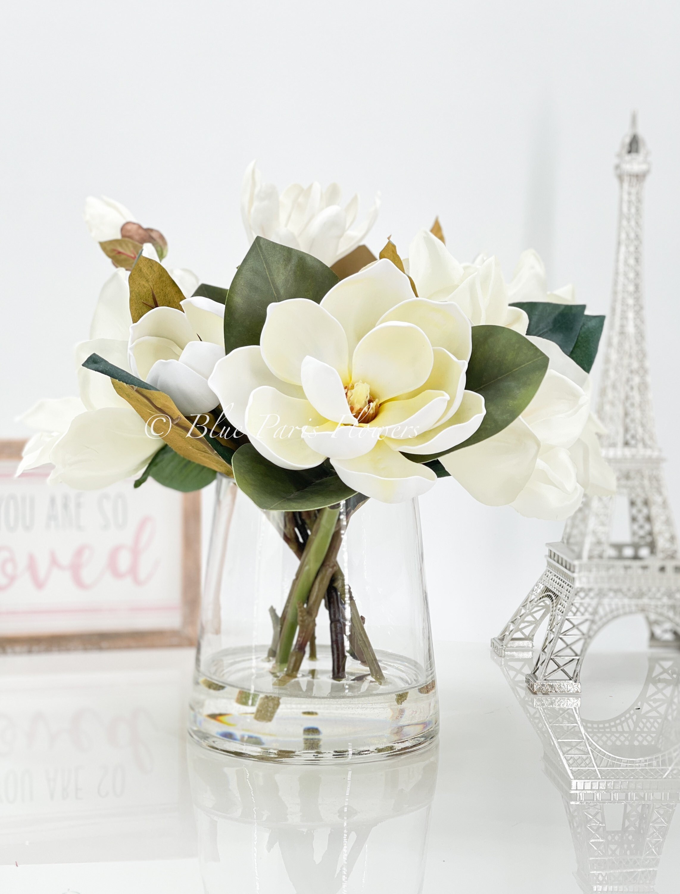 ホワイトマグノリアアレンジメント：リアルタッチの花のセンターピース