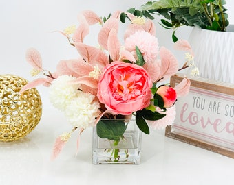 Arreglo floral artificial de peonía rosa y eucalipto en jarrón de vidrio