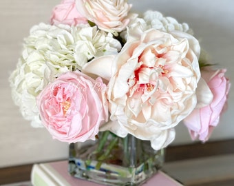 Composizione di rose rosa e ortensie Real Touch: centrotavola in stile francese