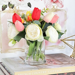Arreglo de flores falsas, peonías, tulipanes, verdes en jarrón, centro de mesa de toque real de decoración floral, arreglo de seda de flores artificiales falsas