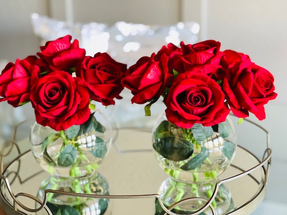 Disposizione delle rose rosse a testa grande, centrotavola artificiale finto,  fiori di velluto di seta in vaso di vetro per la composizione floreale  della decorazione domestica -  Italia