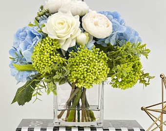 Arreglo de hortensias y peonías: centro de mesa con flores artificiales en jarrón de vidrio