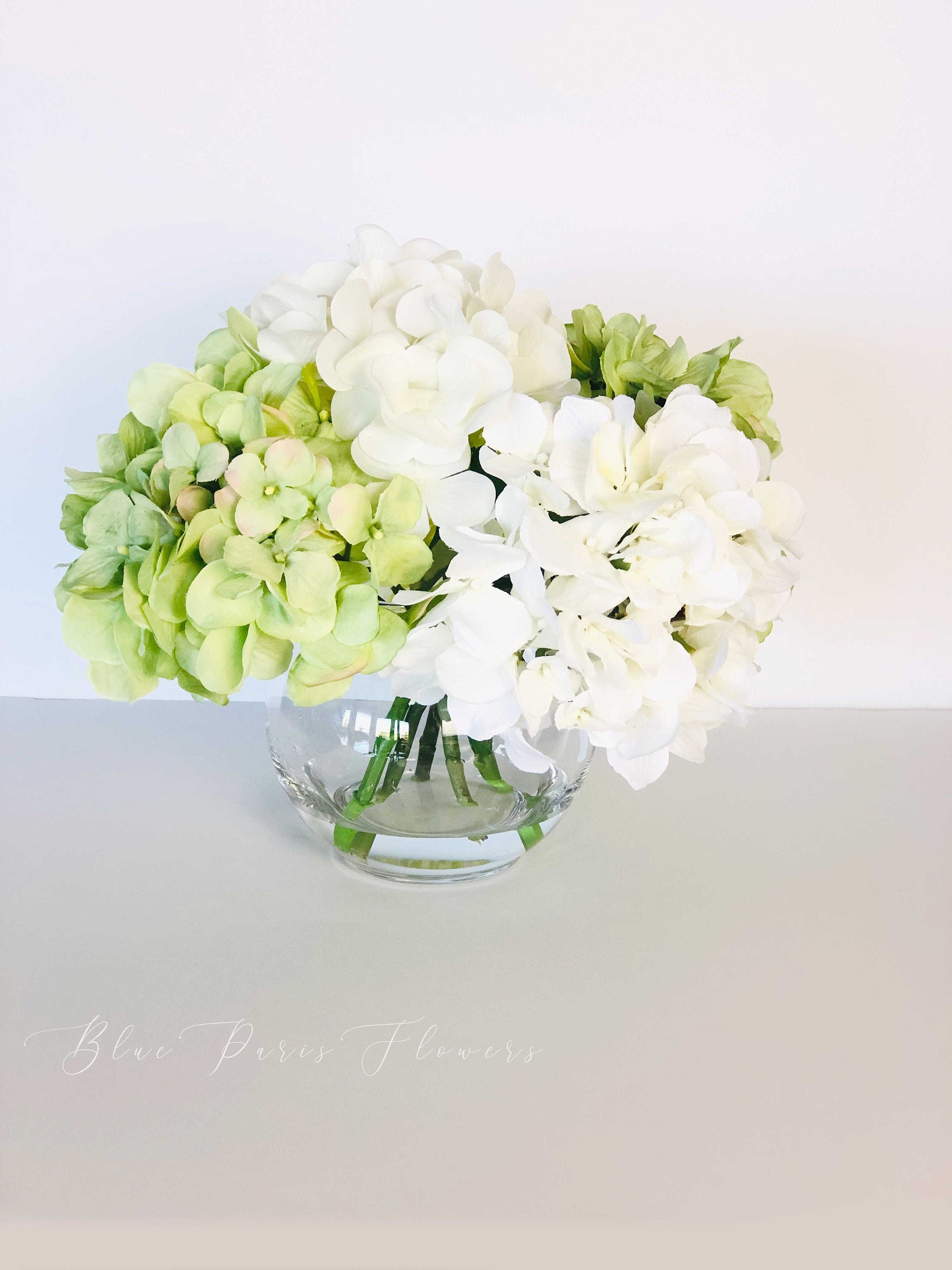 Hortensia blanc vert dans un vase, composition florale artificielle artificielle, pièce maîtresse de fleurs en soie, décoration d'intérieur