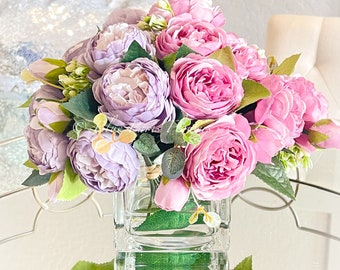 Lila und Rosa Rosen Pfingstrosen Arrangement, Künstlicher Kunstschmuck, Blumenarrangement Seide Pfingstrosen Blumen in Glasvase von Blue Paris