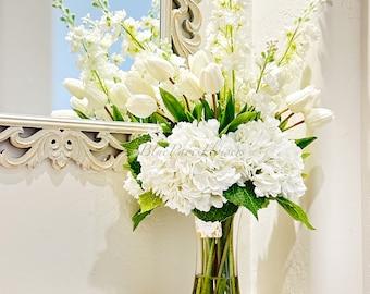 Arreglo de tulipanes y hortensias blancos con un toque real: decoración floral artificial de estilo francés