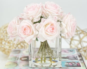 Arreglo de rosas rosa claro con tacto real: decoración floral artificial de estilo francés