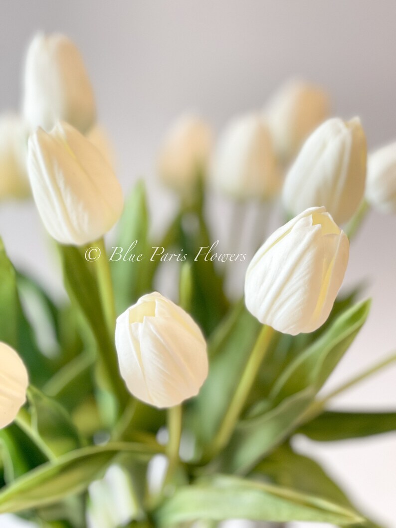 Real Touch White Tulip Arrangement: Modernt konstblommigt mittpunktsdekor bild 6