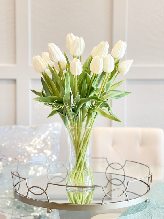 Centrotavola con disposizione moderna di tulipani bianchi Real