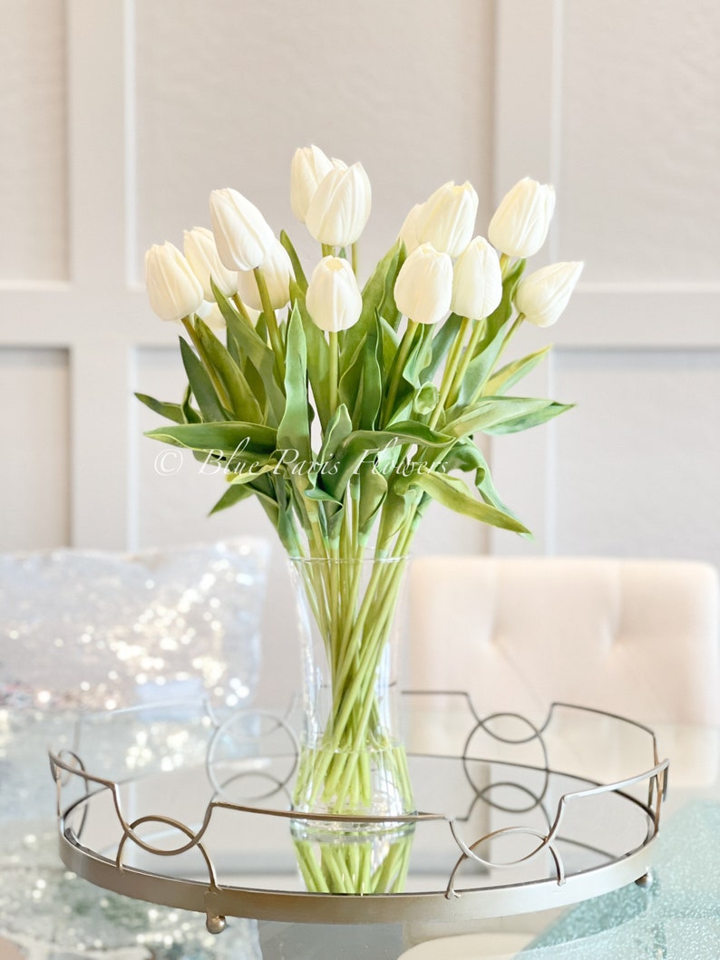 Real Touch White Tulip Arrangement: Modernt konstblommigt mittpunktsdekor bild 1