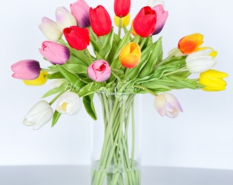 Arreglo de tulipanes multicolores con toque real: centro de mesa con flores artificiales de estilo rústico francés