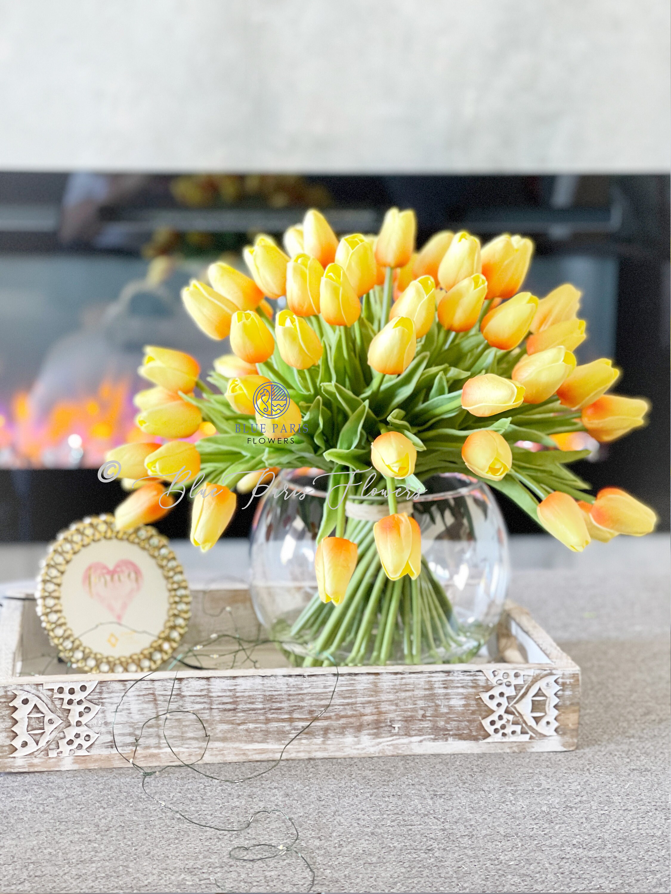 Las Flores Anaranjadas Rojas De Los Tulipanes Se Cierran Para Arriba Con  Los Márgenes Amarillos, Cierre Para Arriba Foto de archivo - Imagen de  hermoso, anaranjado: 91853698, image size:2250x3000