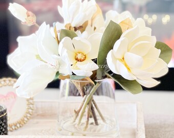 ホワイトマグノリアアレンジメント：リアルタッチの花のセンターピース