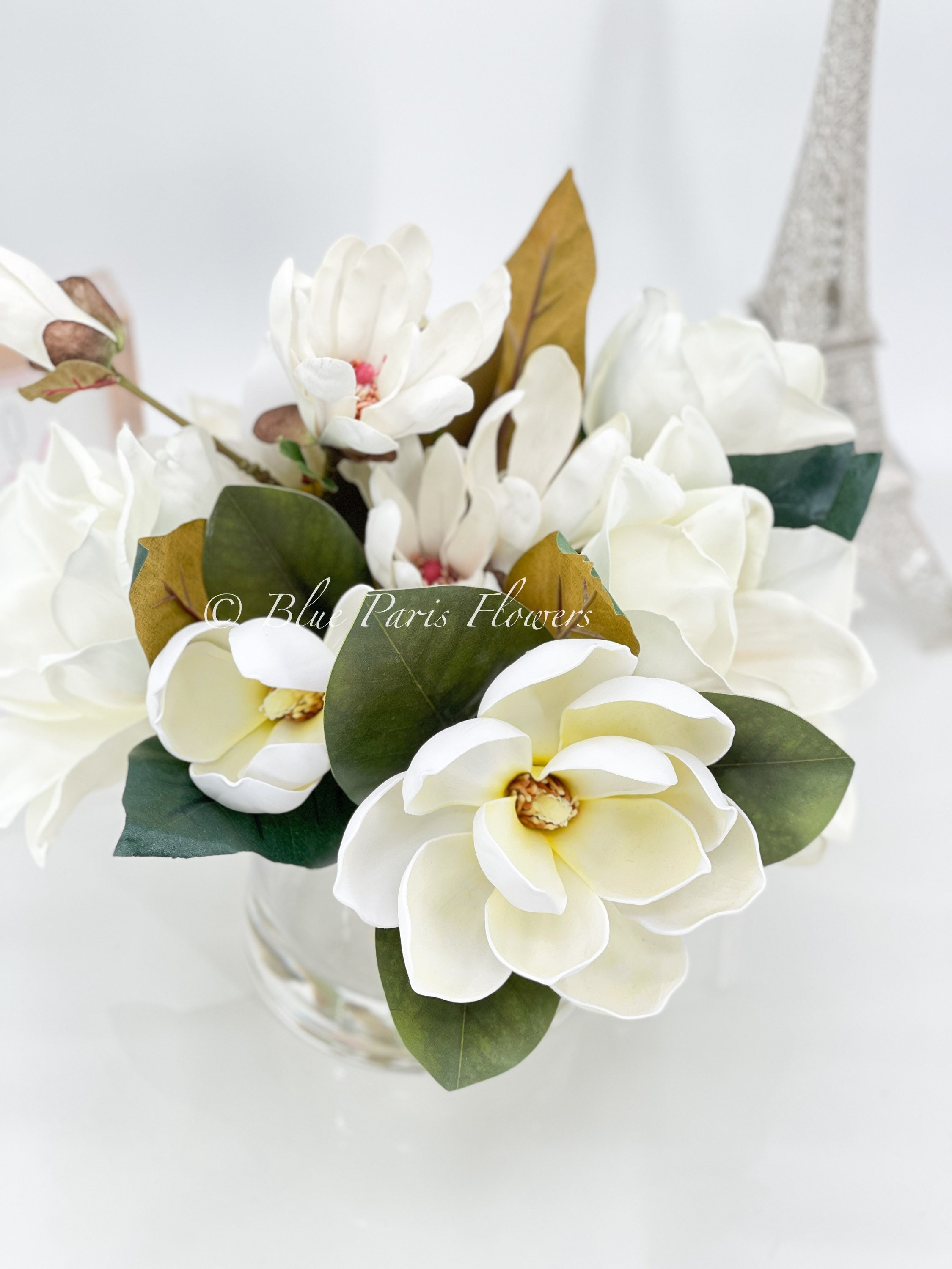 ホワイトマグノリアアレンジメント：リアルタッチの花のセンターピース