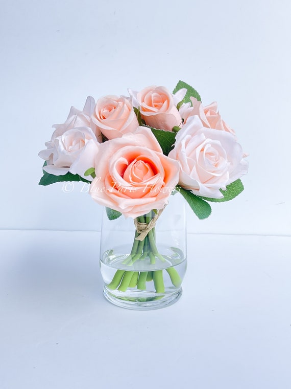 matrimonio: centrotavola con rose bianche in vaso di vetro, con decorazioni  in vetro e ca…