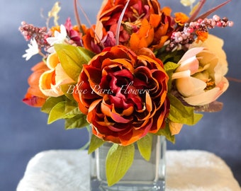 Herbst- oder Erntedankarrangement, braune Pfingstrosen in Vase, Blumendekor-Herzstück, künstliche Blumen aus Seidenblumendekor