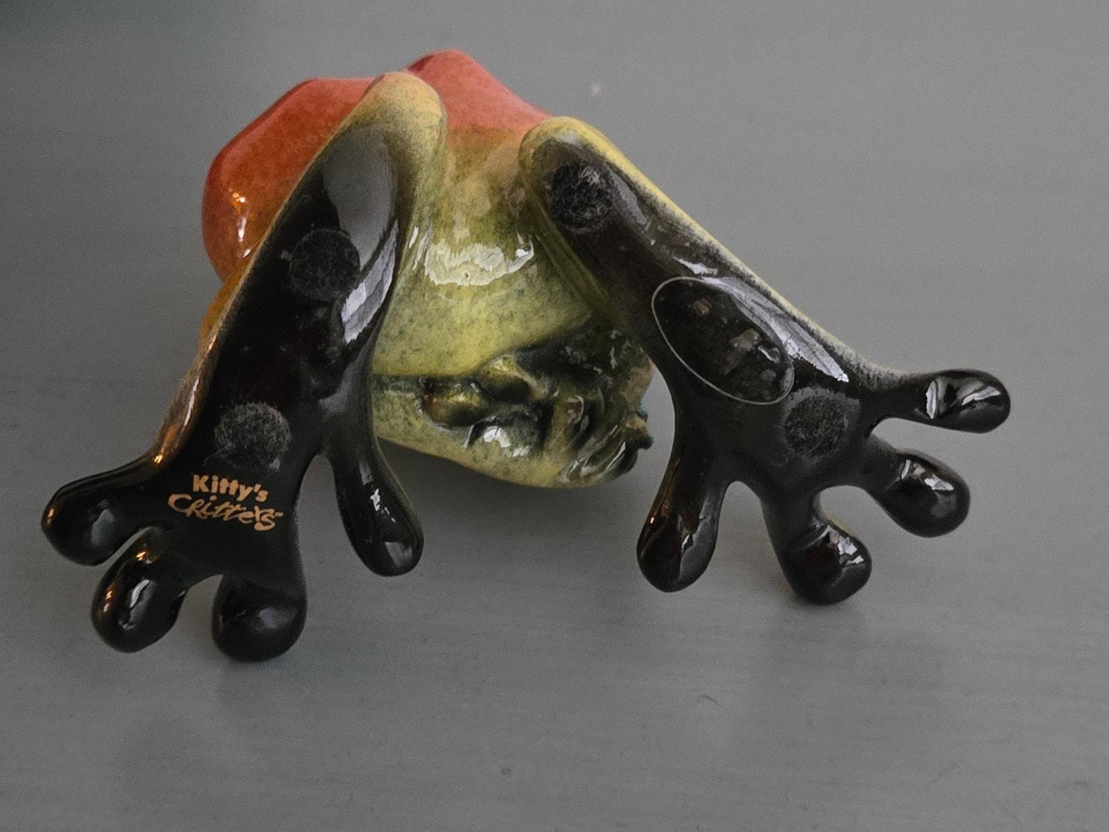 ベビーキティのクリッターズ・フロッグ3インチフィギュア（樹脂/磁器製