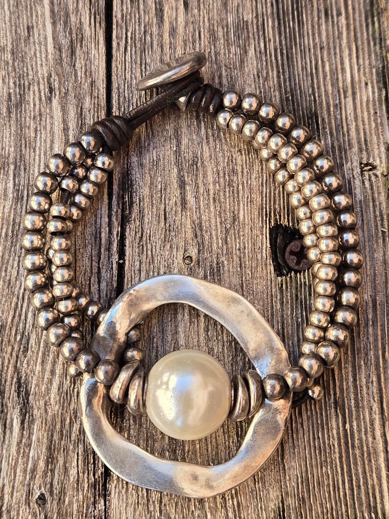 Uno De 50 Damen Silber Ton & Leder Perlen Faux Perlenarmband, 7,5 Zoll Bild 7