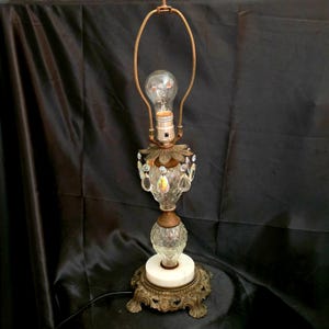 Lampa stołowa Vintage Hollywood Regency AB ze szkła kryształowego, mosiądzu i marmurowej podstawy, H.S. IND