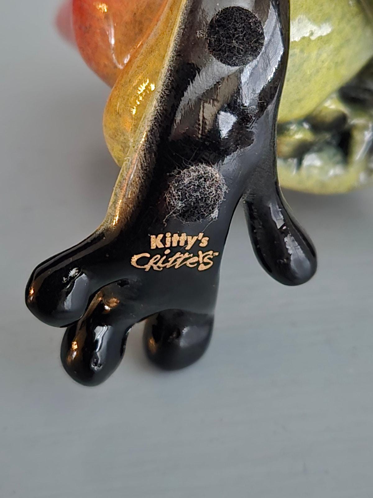 ベビーキティのクリッターズ・フロッグ3インチフィギュア（樹脂/磁器製