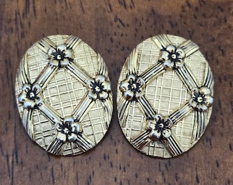 Pendientes con clip floral ovalado en tono dorado vintage de Whiting & Davis de 1960