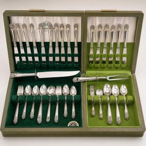 Vintage 1847 Rogers Bros Eternally Yours 77-teiliges Edelstahl-Besteckset mit Truhe