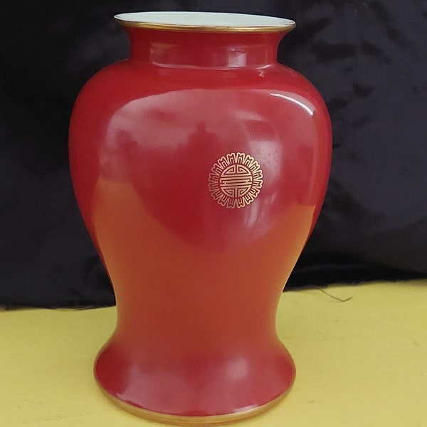 Estee Lauder 1979 Red Japanese Porcelain Urn Vase, Beautiful Condition Gold Rimmed