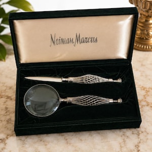 Set vintage Neiman Marcus composto da lente d'ingrandimento e tagliacarte con scatola, elegante accessorio da scrivania, regalo ideale per dirigenti.