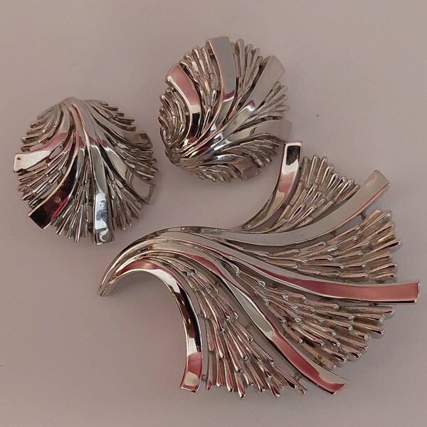 1960's Vintage Crown Trifari Silver-Tone Modernist Ribbed Fan Brooch & Earrings Set