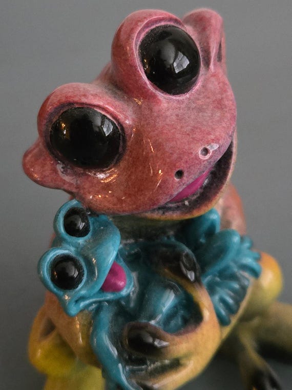 ベビーキティのクリッターズ・フロッグ3インチフィギュア（樹脂/磁器製