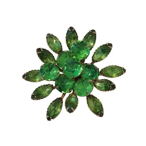 1950&#39;s Vintage Emerald Green Rhinestones Marquise Cut Prong Brooch