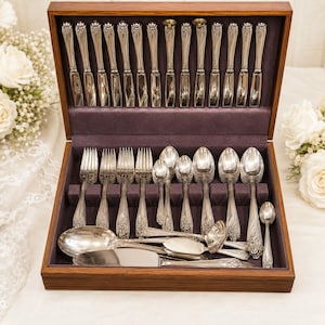 Vintage 1847 Rogers Bros Daffodil 94 Piece Silverplate Set w Original Chest