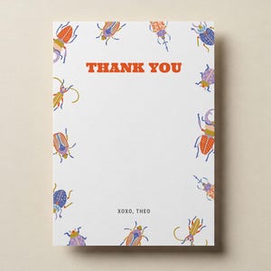 Peut inclure: Carte blanche rectangulaire avec l'inscription "THANK YOU" en orange. La carte est ornée d'illustrations d'insectes colorés. Le texte "XOXO, THEO" est imprimé en bas de la carte.