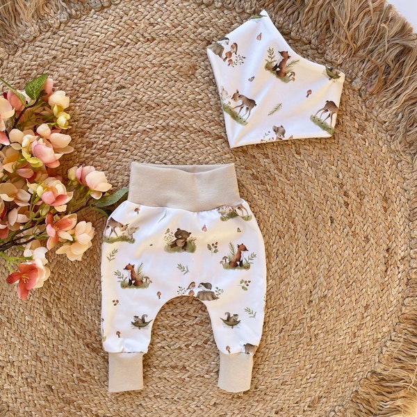 Pumphose Baby Babyset Hose Mädchen oder Junge mit Waldtiere in weiß mit Sandfarbenen Bündchen mit Halstuch zum Wenden Mitwachshose Gr.68