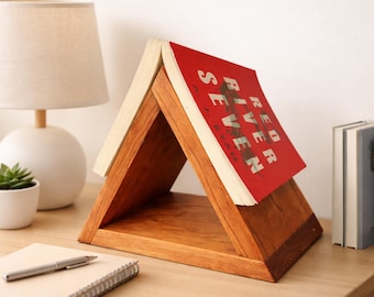 Soporte de madera personalizado para libros / Regalo grabado para amantes de los libros / Mesita de noche