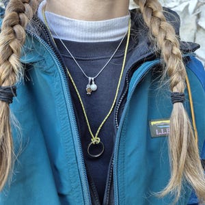 Collier tenant une bague pour l'escalade