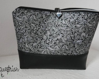 Schlichtes Täschchen in edlem Design mit silbernen Ornamenten