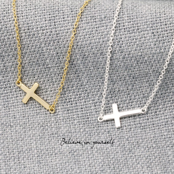 Croce In Argento Sterling Per Donna – Piccola E Delicata, 2,2 Cm – Regalo Per Battesimo E Comunione