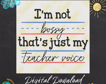 Può includere: Una lavagna con sfondo bianco e testo nero che dice "I'm not bossy that's just my teacher voice". Il testo è scritto in stile calligrafico con linee rosse e blu sotto. La lavagna è decorata con una nuvola blu, un sole giallo, un globo terrestre verde e una mela rossa.