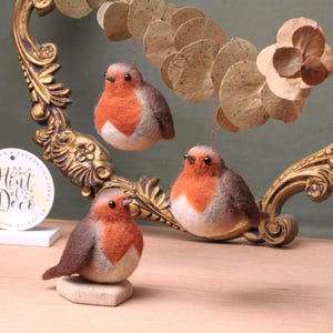 Robin felt pendant | Handmade bird decoration | Small felt robin: A charming addition to your decor, a gift idea.