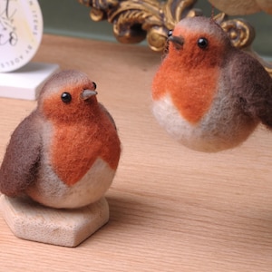 Robin felt pendant | Handmade bird decoration | Small felt robin: A charming addition to your decor, a gift idea.