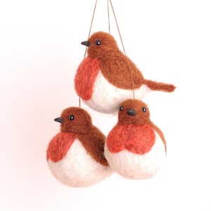 Handmade felt robin pendant, minimalist wool figurine, naive decoration, abstract felt bird, gift idea for bird lovers