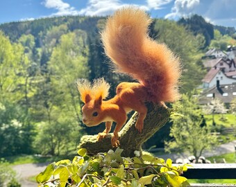 Gefilztes Eichhörnchen - Liebevoll gestaltete Wolle-Skulptur in Lebensgröße als Sammlerstück